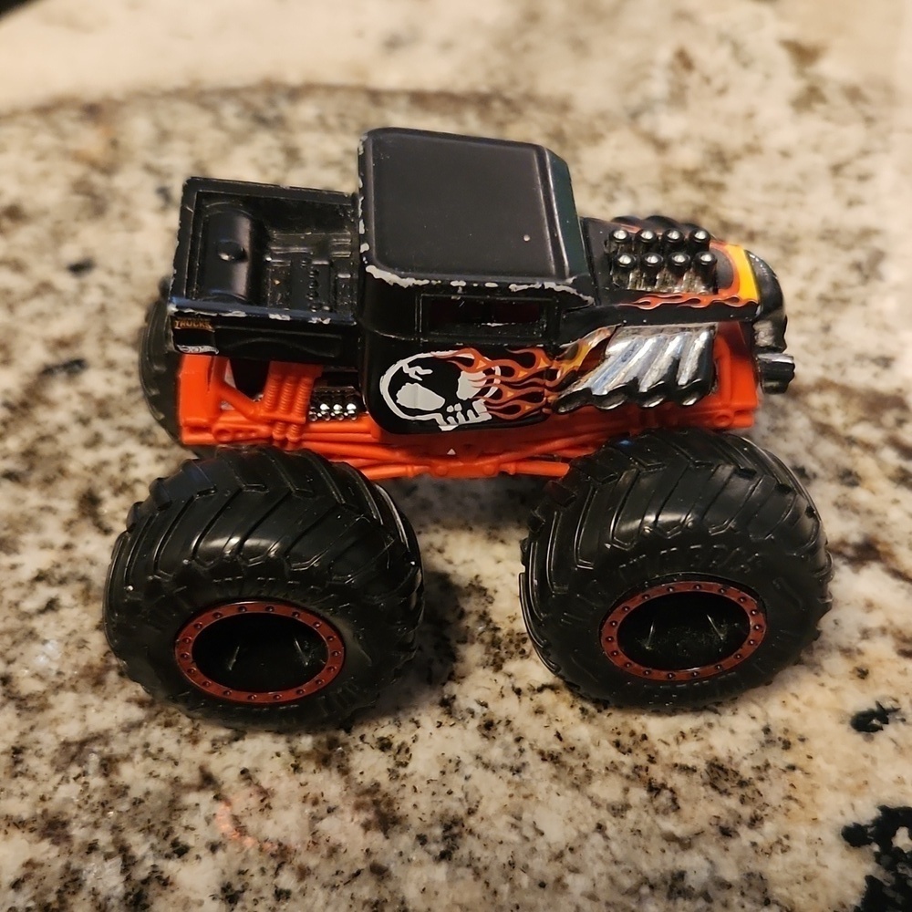 Hot Wheels Monster Jam Truck BONE SHAKER Scale 1:64 Skull